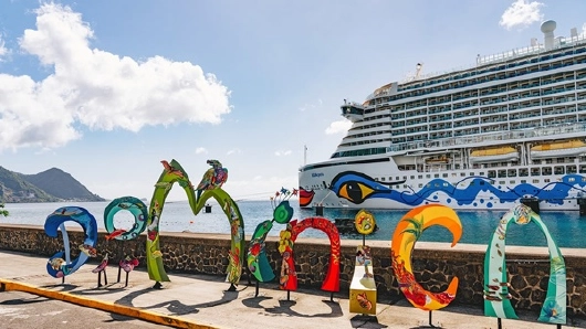 aida_traumstart-um-12_karibik_aida-perla_kreuzfahrten-flemming AIDAperla in Dominica Karibik