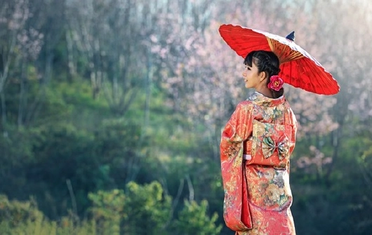 Frau mit Kimono und Sonnenschirm