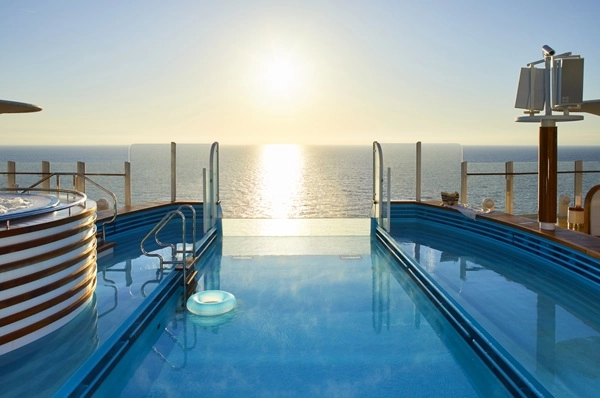 AIDAcosma Infinity-Pool am Heck