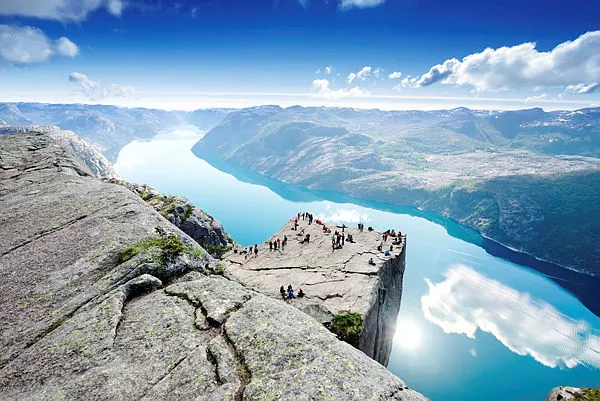 mein-schiff_lysefjord_norwegen_klippe_nordland_kreuzfahrten-flemming Mein Schiff 7 Norwegen mit Nordkap