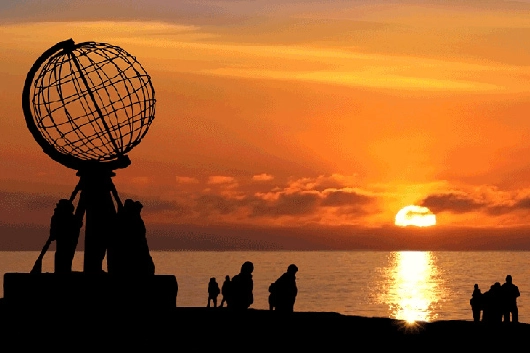 Nordkap Globus im Sonnenuntergang