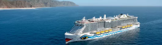 AIDAnova aus See vor Bergkette