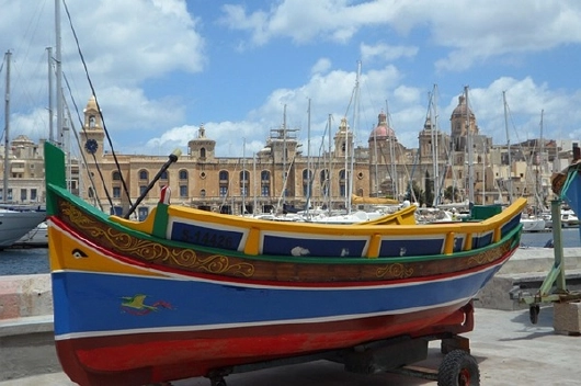 valletta_malta_fischerboot_kreuzfahrten-flemming Fischerboot in Valletta Malta im Mittelmeer