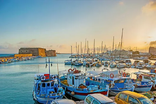Fischerboote im Hafen von Heraklion Griechenland mit Mein Schiff 5