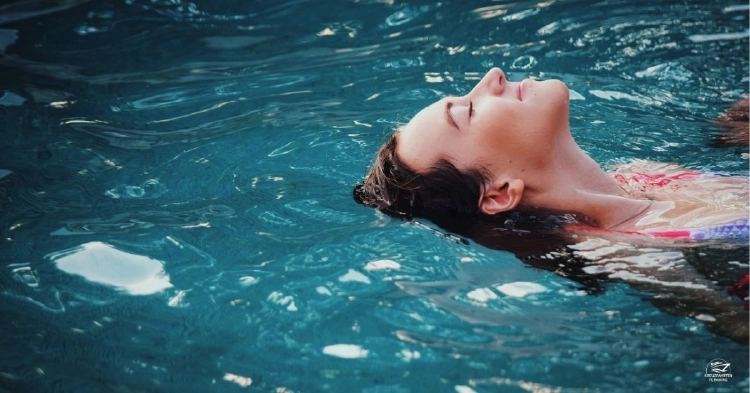 Entspannung im Pool Achtsamkeit