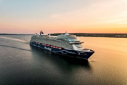 Mein Schiff 1 Einlaufen in Sydney Australien bei Sonnenuntergang