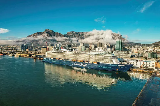 Mein Schiff 5 in Kapstadt Südafrika vor dem Tafelberg