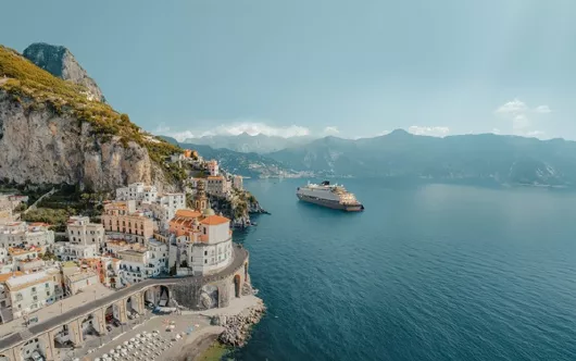 explora-journeys_italien-amalfi_mittelmeer_kreuzfahrten-flemming Explora Journeys Italien und das Westliches Mittelmeer entdecken