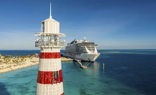 MSC Cruises Schiff mit Palme und Leuchtturm in Ocean Cay Bahamas