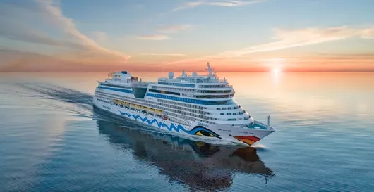 AIDAstella Schiff auf See im Sonnenuntergang