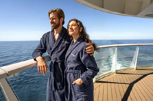 Mein Schiff Paar steht entspannt an der Reling