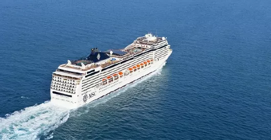 MSC Magnifica Schiff auf See mit Heckwelle