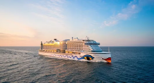 aida-prima_schiff-auf-see-mit-sonne_kreuzfahrten-flemming AIDAprima Schiff auf See mit Sonne