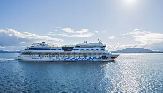 aida-sol_schiff-auf-see_mit-gegenlicht_kreuzfahrten-flemming AIDAsol Schiff auf See mit Gegenlicht
