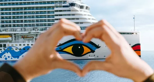 AIDAperla Herz mit Händen