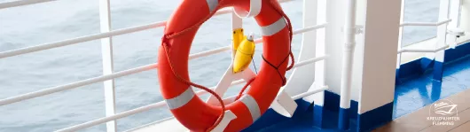 Rettungsring an Reeling auf Kreuzfahrtschiff 1920 Rettungsring an Reeling auf Kreuzfahrtschiff