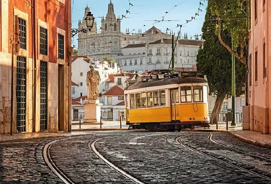 Mein Schiff Tram in Lissabon Portugal