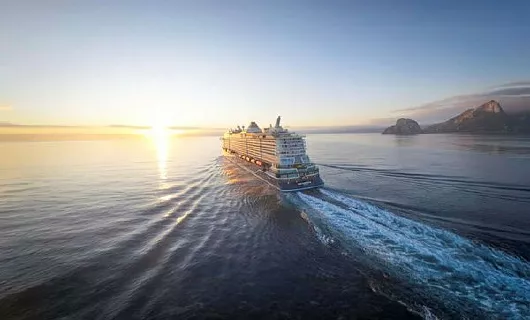 mein-schiff-flow_heck_sonnenuntergang_kreuzfahrten-flemming