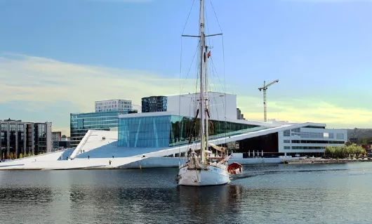 Oslo Opernhaus mit Segelschiff