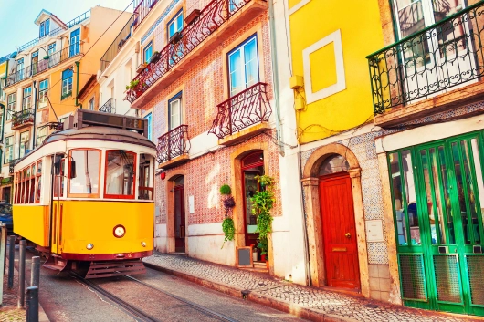 kreuzfahrten-flemming-yellow-vintage-tram-on-the-street-in-lissabon-portugal Lissabon Strassenbahn