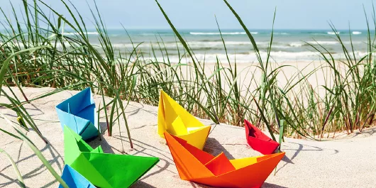 Düne mit Papierschiffchen