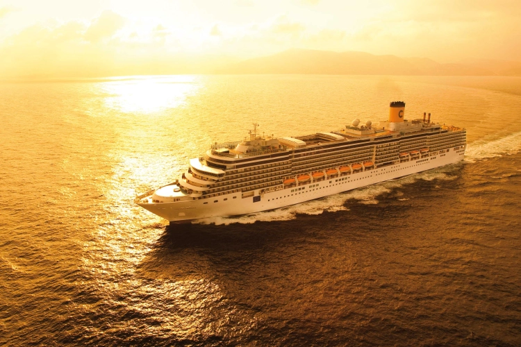 Costa Luminosa auf See im Sonnenuntergang