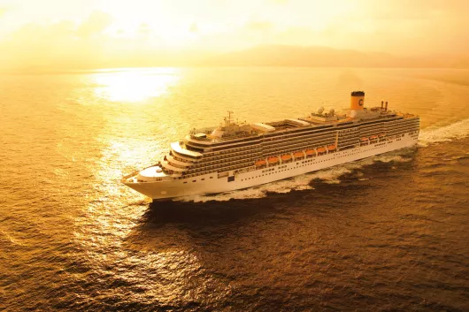 Costa Luminosa auf See im Sonnenuntergang
